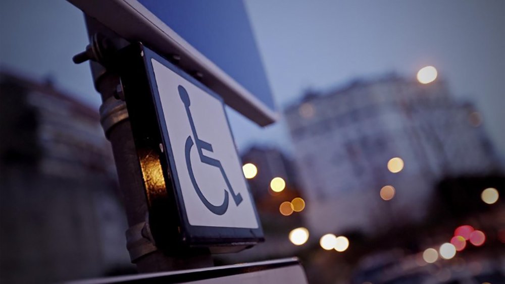 ESTACIONAR EM LOCAIS PARA DEFICIENTES TIRA DOIS PONTOS À 