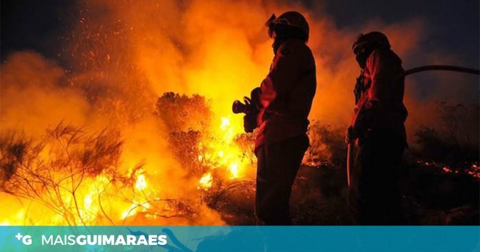 Chamas-de-incendio-com-bombeiros