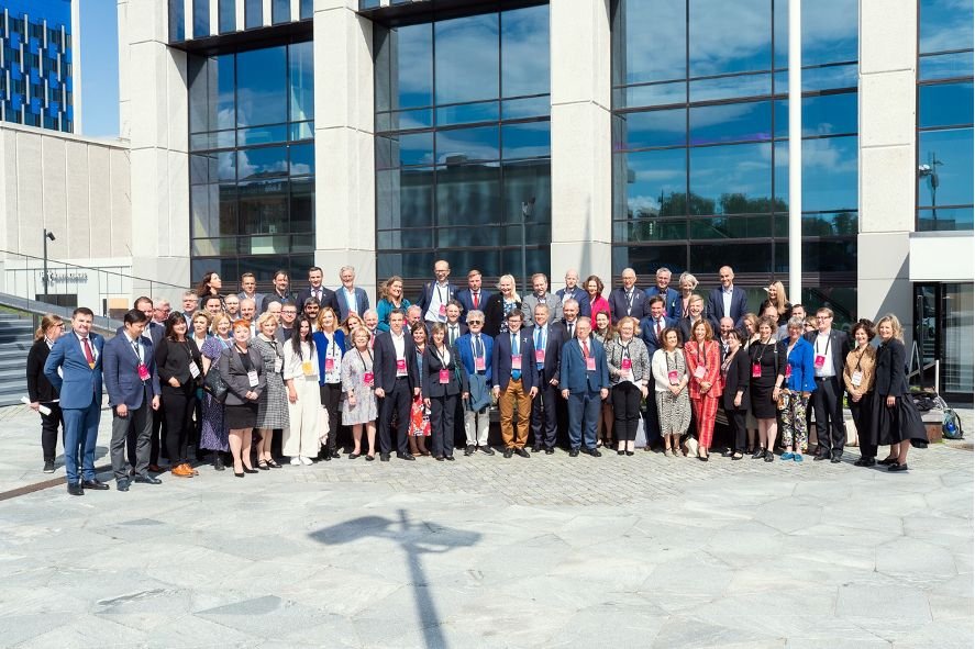 A delegação foi liderada pela vice-presidente do Município de Guimarães, Adelina Pinto, e integrou ainda a Coordenadora da Estrutura de Missão – Guimarães 2030, Isabel Loureiro, o Diretor Executivo do Laboratório da Paisagem, Carlos Ribeiro, e o jovem selecionado no âmbito do programa “Future Mentors” José Mendes.