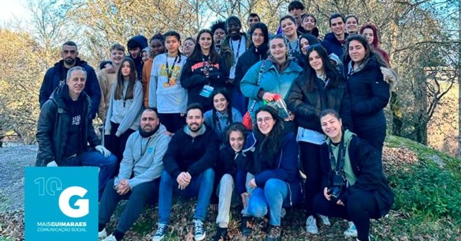 jovens-campo-de-inverno-com-barra